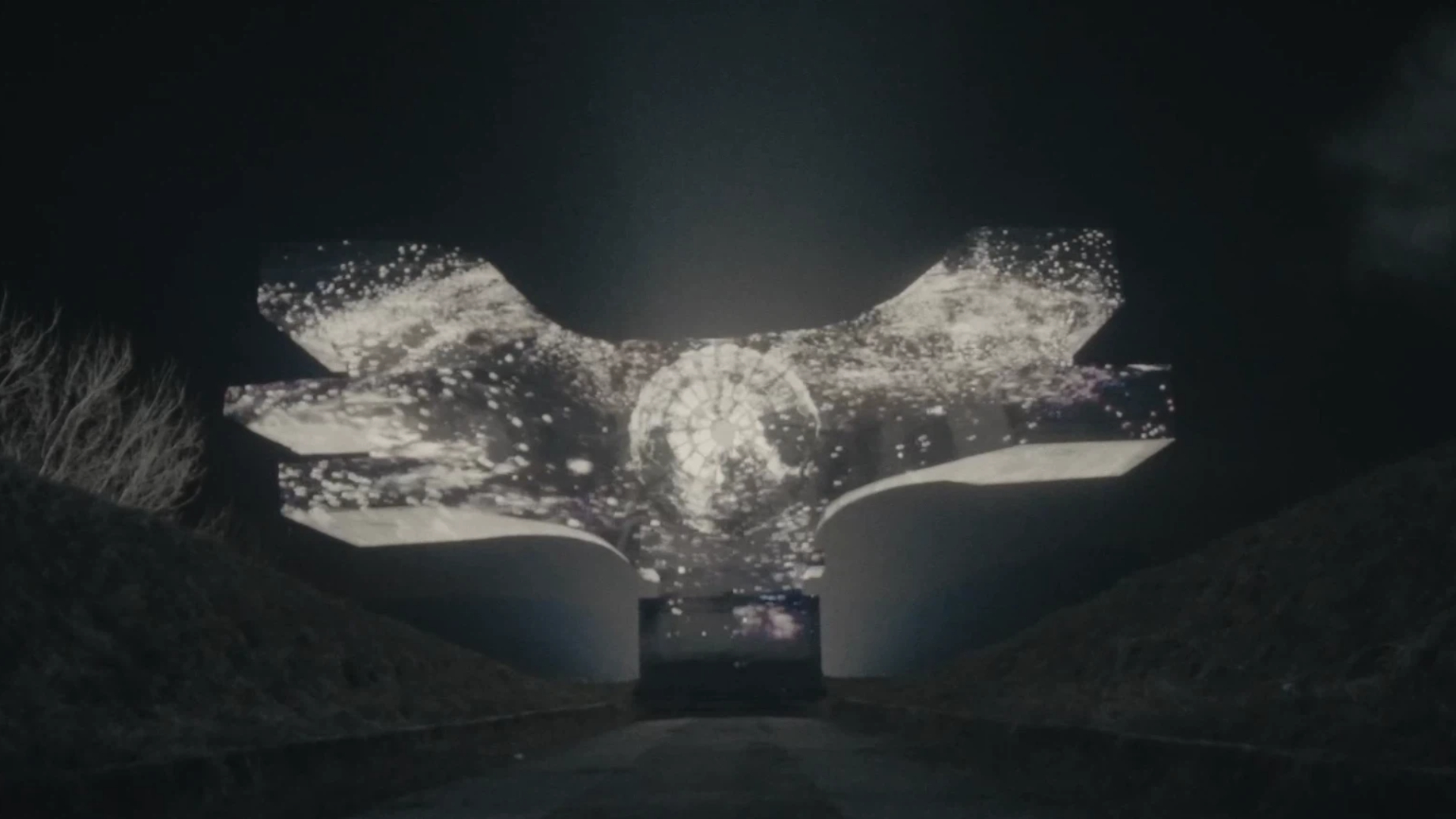 牧光计划 - 光影投射在Buzludzha建筑上